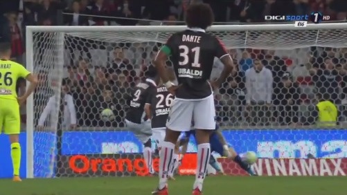 记者：阿隆索在训练前向全队讲话，批评球员态度问题（记者称阿隆索训练前面向全队发言，直批球员态度问题）