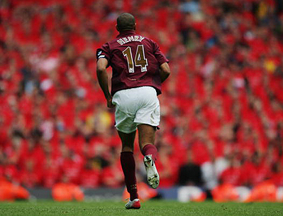 这中卫是真正的后防领袖（这名中卫才是后防线的真正领袖）