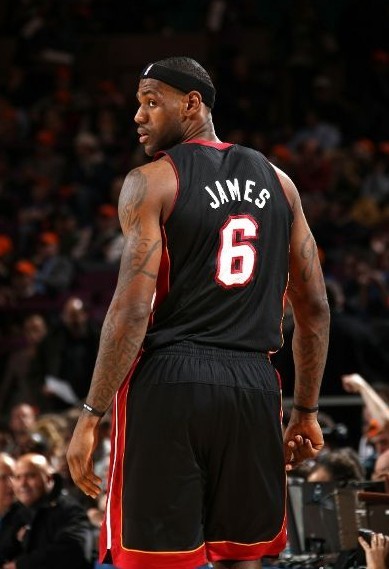 詹姆斯关键一球引爆全场（詹姆斯关键一投令全场沸腾）