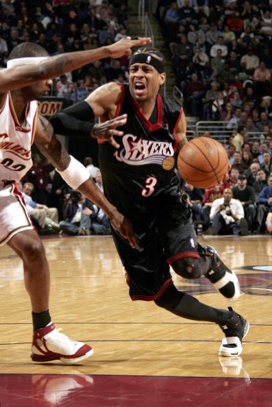 詹姆斯篮板抢断关键时刻锁定胜局（詹姆斯末段抢板断球，锁定胜局）