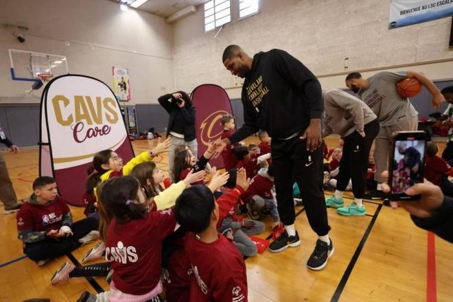 真神了！阿努诺比反击顺步突破 对抗科内特单手高难度打板上篮！（太秀了！阿努诺比快攻顺步突进，迎着科内特单手高难度打板上篮得手！）